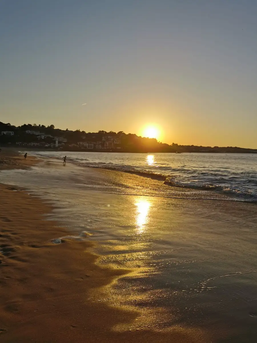 Lumière dorée sur le rivage