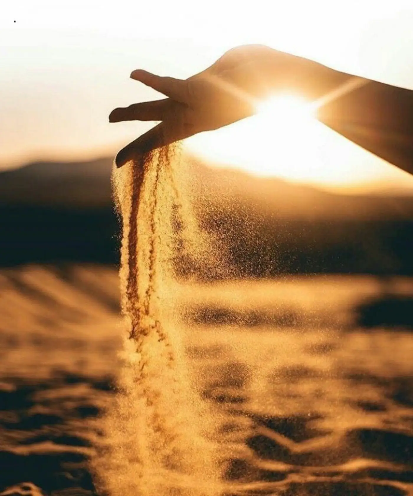 Du sable qui s'écoule entre les doigts, au soleil couchant